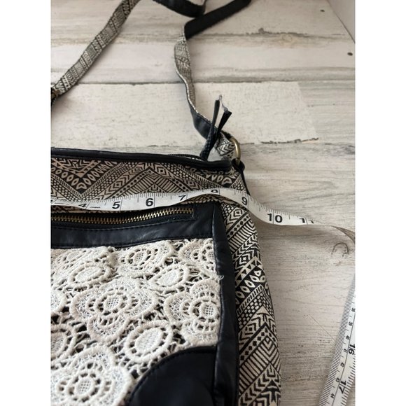 Back and cream geometric shape cloth zippered shoulder crossbody bag with lace - Picture 5 of 6